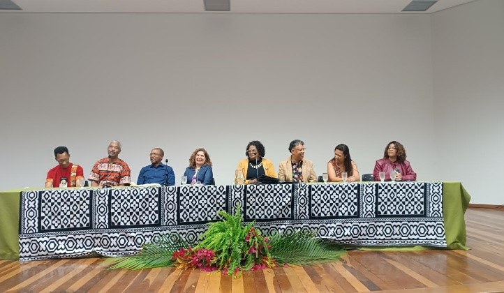 Abertura do módulo presencial do “I CIRCUITO FORMATIVO INTERNACIONAL SANKOFA DIÁLOGOS COM ÁFRICA: (RE)CONEXÕES BRASIL-ANGOLA”, no auditório CAD2 da UFMG, Campus Pampulha. Na mesa, da esquerda para a direita, estão: João Carlos Pio de Souza (Superintendente de Políticas para Promoção da Igualdade Racial do município de Contagem), o Prof. Dr. Dagoberto José Fonseca (UNESP), o Prof. Dr. Eurico Josué Ngunga (ISPAJ, Angola), a Profa. Dra. Tânia Aretuza Ambrizi Gebara (CP-UFMGil), Profa. Ms. Rosa Margarida de Carvalho Rocha (Grupo de Estudos Afro-Pedagógicos Sankofa), o Prof. Dr. Natalino Neves da Silva (Programa de Ensino, Pesquisa e Extensão Ações Afirmativas na UFMG), a Profa. Dra. Bárbara Malveira Orfanó (Diretoria de Relações Internacionais da UFMG) e a Profa. Dra. Ana Paula Meneses Alves (Centro de Estudos Africanos da UFMG).