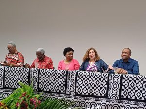 Composição da mesa-redonda “DIÁLOGOS ENTRE BRASIL - ÁFRICA PARA PROMOÇÃO DE UMA EDUCAÇÃO ANTIRRACISTA”. Da esquerda para a direita estão os professores: Dr. Dagoberto José Fonseca, Dr. Kabengele Munanga, Dra. Nilma Lino Gomes, Dra. Tânia Aretuza Ambrizi Gebara e Dr. Eurico Josué Ngunga.